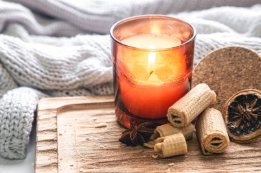 Mumu ve kurabiyeleri örülmüş bir elementle bulanık bir arkaplanda yakmak, boşluğu kopyalamak.