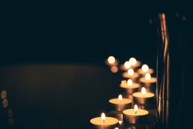 Banyoda mum yakmak, romantik atmosfer, fotokopi alanı.