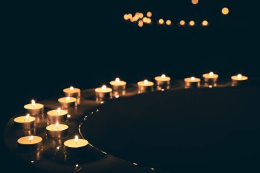 Banyoda mum yakmak, romantik atmosfer, fotokopi alanı.