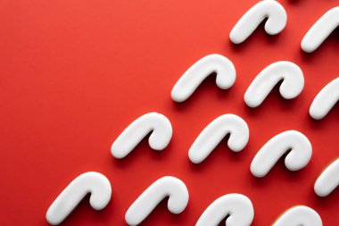 Kırmızı arka planda bir sürü zencefilli şeker çubuğu kurabiye, düz bir zemin, kopyalama alanı.