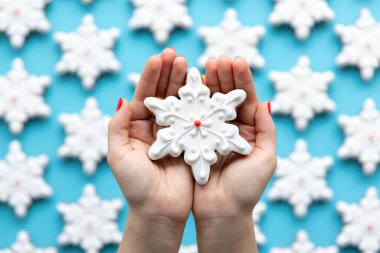 Yılbaşı zencefilli ekmeği kadın ellerinde kar tanesi şeklinde, üst manzara..