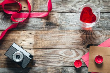 Düz konum, Sevgililer Günü dekorasyonlu klasik ahşap zemin, boşluğu kopyala.