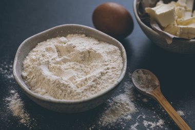 Un, tereyağı ve yumurta mutfak masasında, yakın plan, pişirme konsepti.