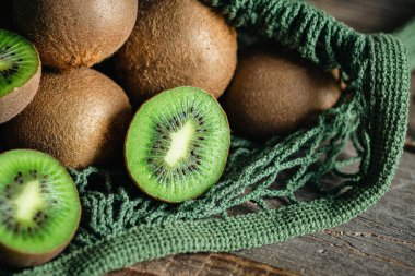 Kivi meyveleri poşet içinde, yakın plan, rustik stil, eko konsept.