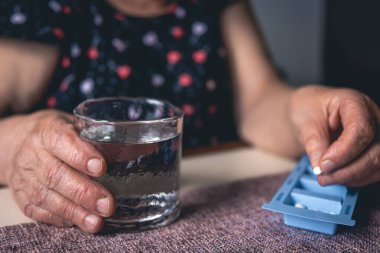 Bir sürü hap ve eski ellerde bir bardak su. Acı dolu bir ihtiyarlık. Yaşlıların sağlık hizmetleri.