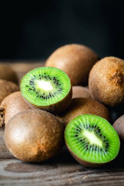 Olgun kivi meyveleri ve ahşap bir arka planda, yakın plan..