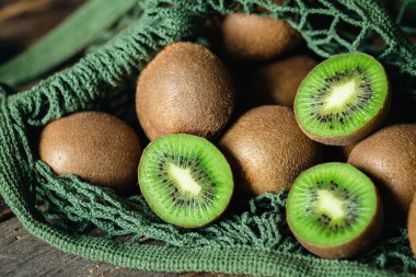 Kivi meyveleri poşet içinde, yakın plan, rustik stil, eko konsept.