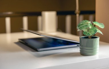 Bulanık bir arkaplanda, bilgisayarın üstünde çalışma ve çalışma kavramı.