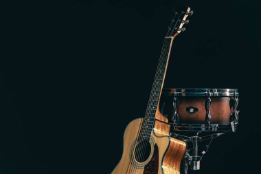 Siyah arkaplanda akustik gitar ve trampet izole edilmiş, kopyalama alanı.