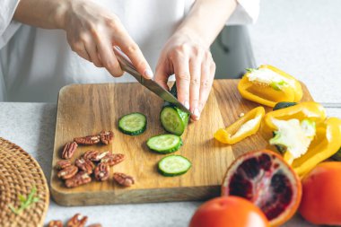 Salata, sağlıklı yemek ve diyet için taze sebze kesen bir kadın..