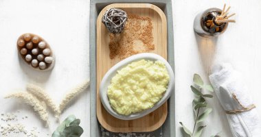 Fırça ve diğer hijyen maddeleri ile spa kompozisyonu, üst görünüm.