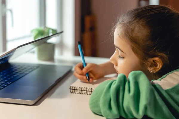 Bambina Scrive Quaderno Mentre Seduto Fronte Computer Portatile Concetto Apprendimento — Foto Stock