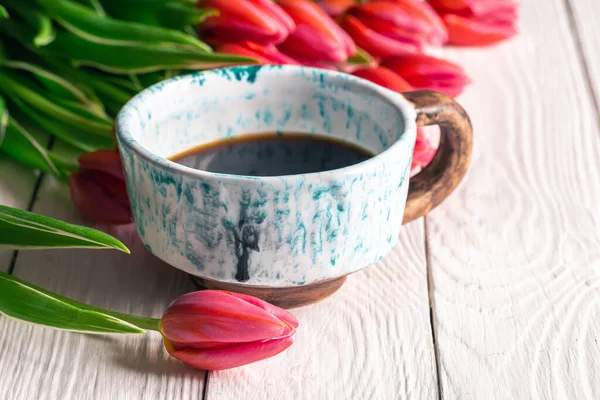Kompozycja Wiosenna Filiżanką Kawy Tulipanami Drewnianym Tle — Zdjęcie stockowe