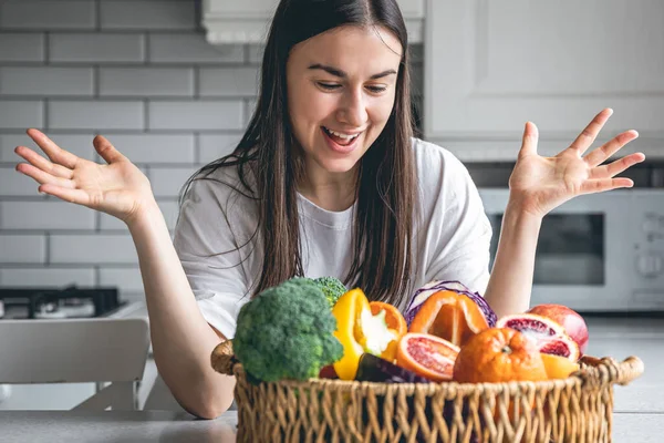 Atractiva Mujer Joven Una Gran Cesta Frutas Verduras Cocina Nutrición — Foto de Stock