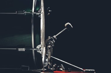 Pedallı bas davul, siyah arkaplanda müzik aleti, boşluğu kopyala.