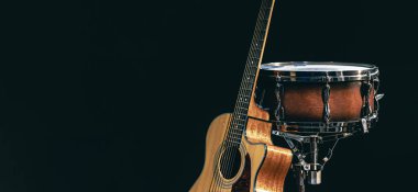 Siyah arkaplanda akustik gitar ve trampet izole edilmiş, kopyalama alanı.