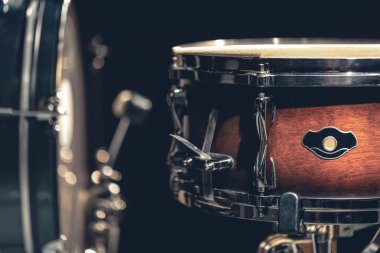 Bulanık bir arka planda davul, davul takımının bir parçası.