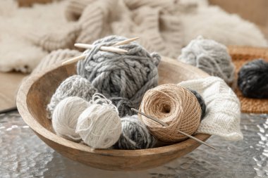 İplikli kompozisyon, pastel renkler örmek için iplik yakın plan.