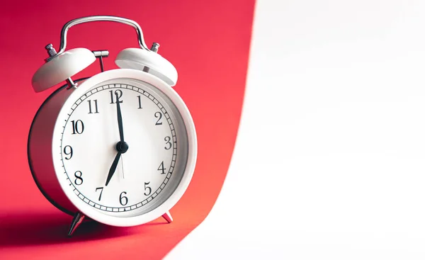 Relógio Alarme Elegante Branco Fundo Viva Magenta Espaço Cópia — Fotografia de Stock