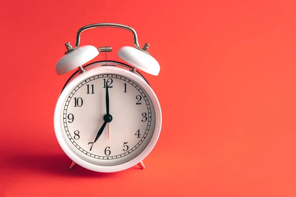 Relógio Alarme Branco Fundo Vermelho Desfocado Espaço Cópia — Fotografia de Stock