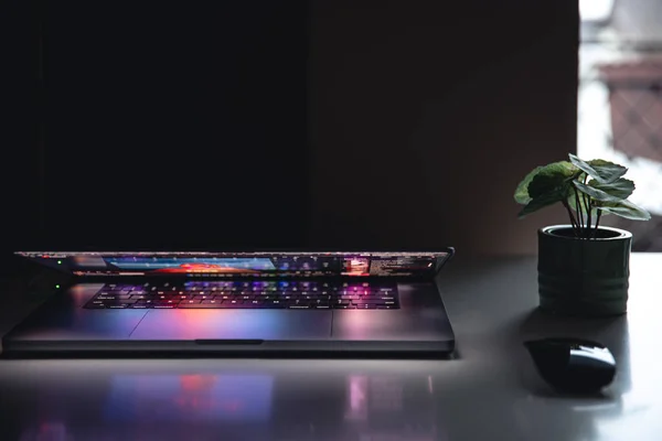Красочный Крупным Планом Ноутбука Клавиатура Работает Дома Офисе Ночное Время — стоковое фото