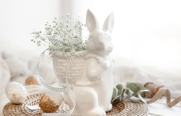 Leichte Osterkomposition Mit Einem Keramikhasen Eiern Und Zigeunerblumen — Stockfoto