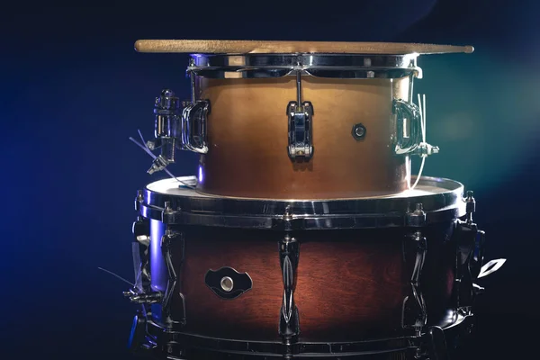 Drums Een Zwarte Achtergrond Geïsoleerd Percussie Instrument Het Concept Van — Stockfoto
