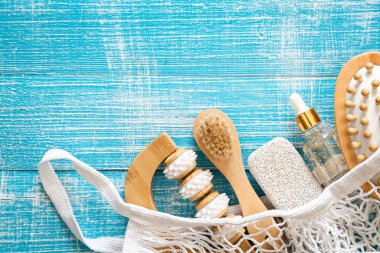 Vücut bakımı için kişisel hijyen malzemelerini içeren spa kompozisyonu mavi ahşap bir arka planda, üst görünümde, kopyalama alanı.