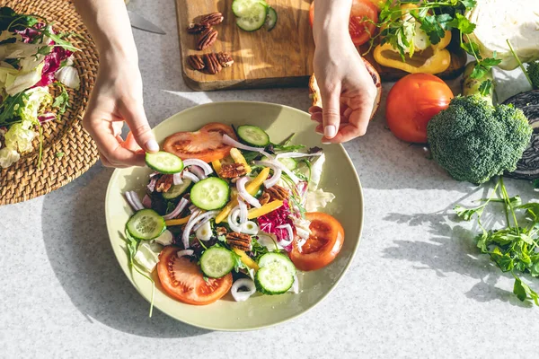 新鮮な野菜のサラダを作る女性 クローズアップ 食事と健康的な食事の概念 — ストック写真