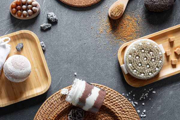 Спа-композиция с предметами личной гигиены на мраморном фоне, вид сверху.