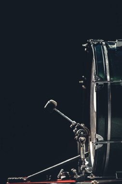Pedallı bas davul, siyah arkaplanda müzik aleti, boşluğu kopyala.