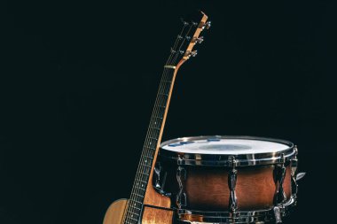 Siyah arkaplanda akustik gitar ve trampet izole edilmiş, kopyalama alanı.