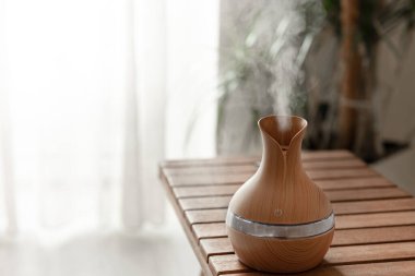 Odanın içinde bulanık bir arka planda Aroma yağı yayıcı lamba, boşluğu kopyala.