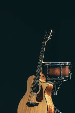 Siyah arkaplanda akustik gitar ve trampet izole edilmiş, kopyalama alanı.