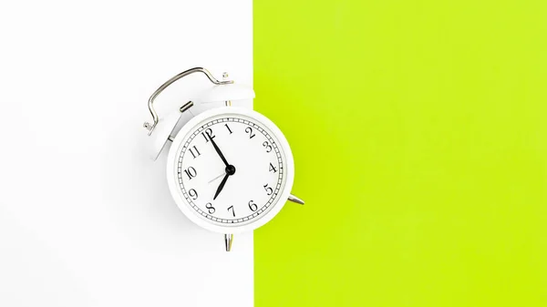 Weißer Wecker Auf Weißem Und Grünem Hintergrund Flach Gelegt Kopierraum — Stockfoto