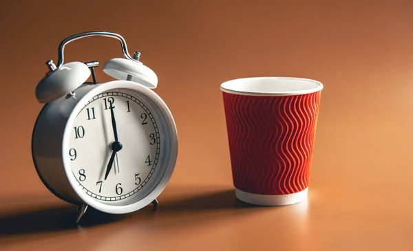 Väckarklocka Och Papper Engångsglas Kaffe Morgon Koncept — Stockfoto