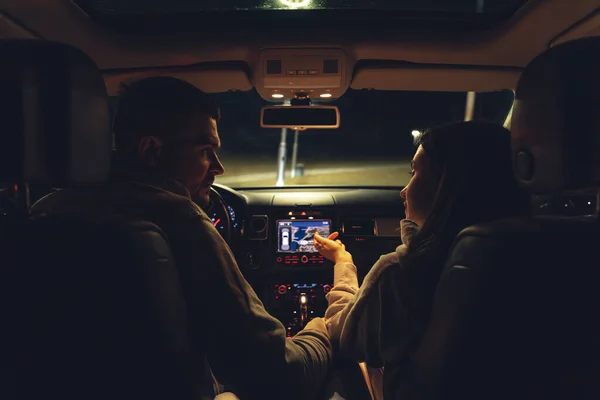 Bir Adam Bir Kadın Gece Bir Arabada Konuşuyorlar Gece Yolu — Stok fotoğraf