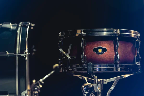 Snare Drum Een Wazige Donkere Achtergrond Onderdeel Van Een Drumkit — Stockfoto