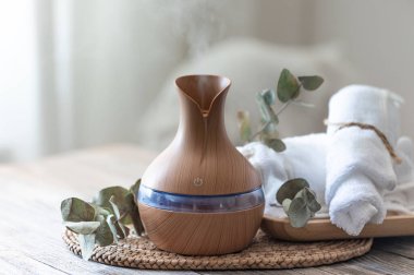 Odanın içinde bulanık bir arka planda aroma yağı yayıcı lambalı spa kompozisyonu, boşluğu kopyala.
