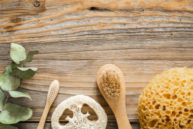 Ahşap zemin, banyo konsepti, üst görünüm üzerinde kişisel hijyen maddeleri ile spa kompozisyonu.