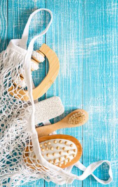 Vücut bakımı için kişisel hijyen malzemelerini içeren spa kompozisyonu mavi ahşap bir arka planda, üst görünümde, kopyalama alanı.