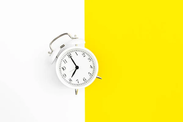 Weißer Wecker Auf Weißem Und Gelbem Hintergrund Flach Gelegt Kopierraum — Stockfoto