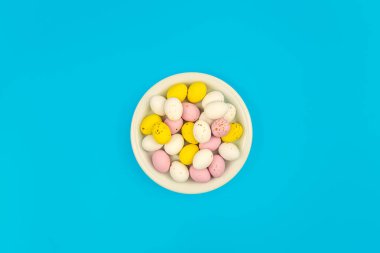 Mavi arka planda renkli Paskalya yumurtaları, üst manzara, minimalizm..