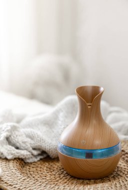 Odanın içinde bulanık bir arka planda Aroma yağı yayıcı lamba, boşluğu kopyala.