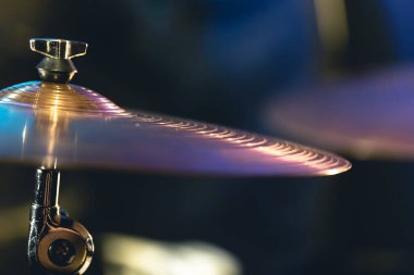 Karanlık, bulanık bir arkaplanda davul zili yakın plan, müzik konsepti, perküsyon enstrümanı.