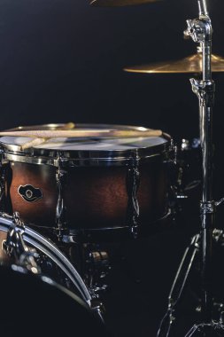 Bulanık bir arka planda davul, davul seti parçası, müzik konseri hariç..
