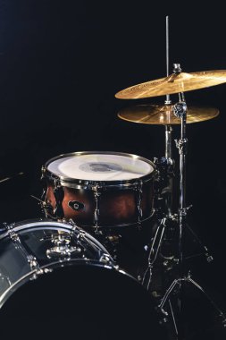 Bulanık bir arka planda davul, davul seti parçası, müzik konseri hariç..