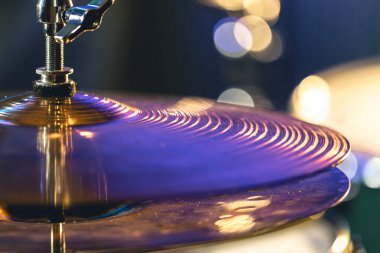 Karanlık, bulanık bir arkaplanda davul zili yakın plan, müzik konsepti, perküsyon enstrümanı.
