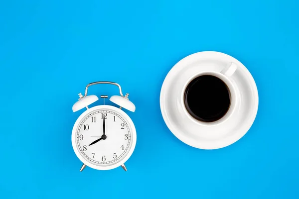 Wecker Und Eine Tasse Kaffee Auf Blauem Hintergrund Draufsicht Kopierraum — Stockfoto