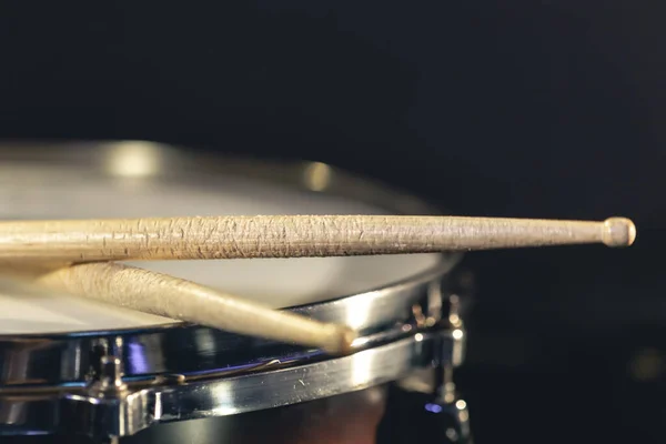 Close Snaredrum Drumsticks Een Donkere Achtergrond Concertconcept Percussie Instrument Close — Stockfoto